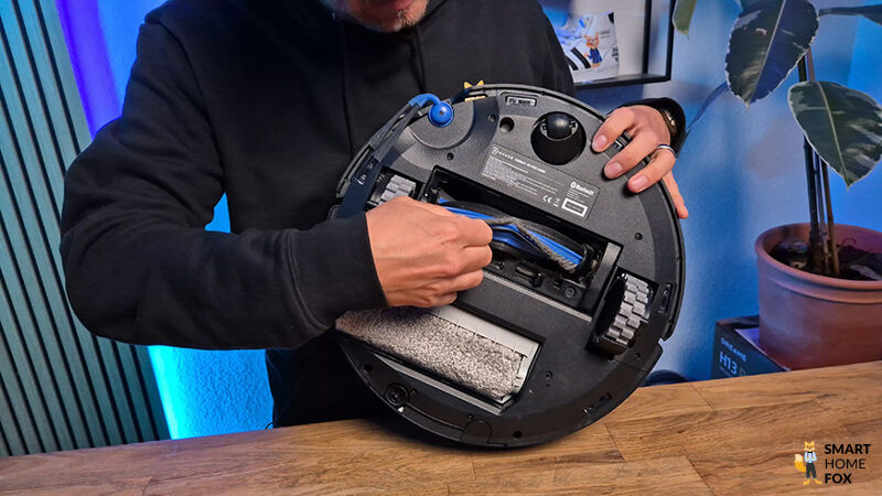 Die Hauptbürste und der Kamm des ECOVACS DEEBOT X9 PRO OMNI sind von unten zu sehen.